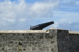 Canon protégeant l'accès au port