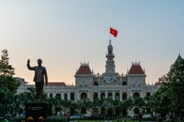 Ho Chi Minh saluant la modernité de son pays