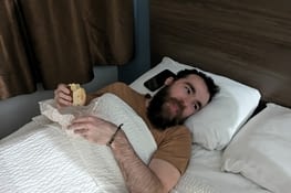 Julien est beaucoup trop fatigué pour manger son sandwich hors du lit 😂