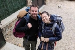 Des sacs bien lourds et des aurevoirs pleins d'émotions