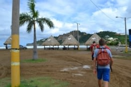 Sur le chemin vers la statue de Jésus de la Misericordia