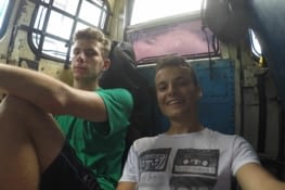 Heureux d'avoir pu prendre un bus après 2,5 km de marche