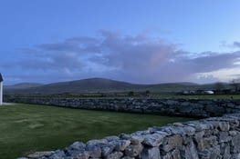 Des murs en pierre partout