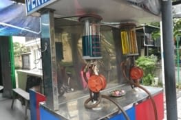 Elle tourne la manivelle pour recharger en essence