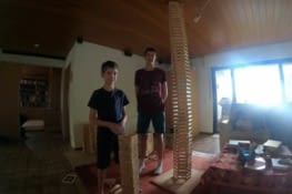 Maël s'éclate avec les kaplas d'Andreas