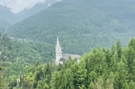 Une vue impressionnante de l’église d’Orsières sur les massifs forestiers
