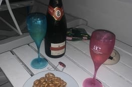 C’est pratique d’avoir des flûtes en plastique ! Et ça ne pèse rien dans les valises