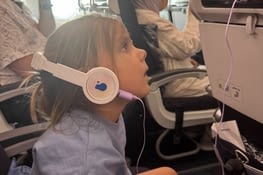 Pas de règle pour les dessins animés pendant l'avion, Elle donne tout !