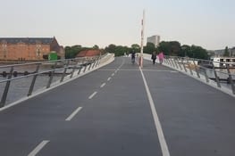 ENCORE UN PONT À VÉLOS VÉLOS VÉLOS
