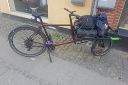 Tananam ! Même que ses pédales sont mauves, ça rigole pas !