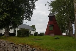 Et l'église est pas toujours au milieu du village ici !