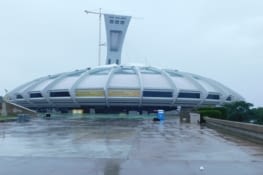 Le stade olympique de Montréal (sous la pluie)