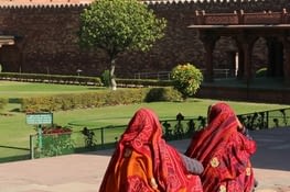 J'adore cette photo avec les deux femmes en sari