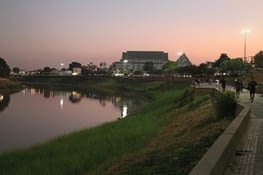 la promenade le long de la rivière Nan