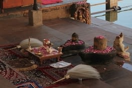 Tout est prêt pour la puja