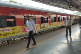 Le train Aravalli Express arrive en gare d'Ajmer