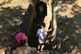 Les enfants devant une tombe de la nécropole d'Armeni