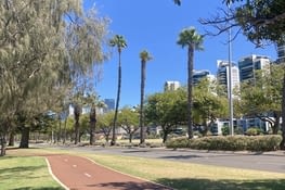 Piste cyclable pour rejoindre le centre de Perth. Langly Park