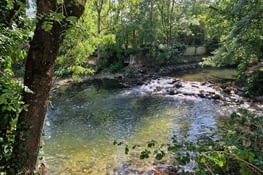 Petit court d'eau à côté de l aire