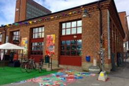 Une ville agréable avec des bâtiments colorés