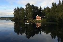 Petite maison de vacances sur l'île au coucher de soleil