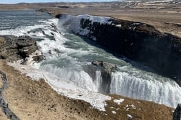 M’voyez comment les gens sont tout petits à côté