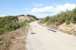 une photo de la route de montagne