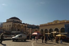 Zone touristique, et au ( très ) loin l Acropole...