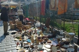Vide grenier grec... pas différent des notres...