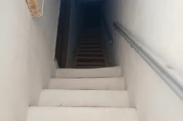 Les escaliers d acces aux etages des maisons à Bonifacio...