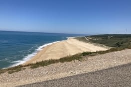 Plage côté droit où les grosses vagues viennent s anéantir