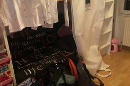 Les bagages à main et les tenues pour le mariage sont en attente pour le départ...