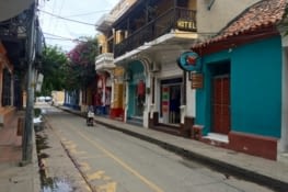 Rue colorée et fleurie de Santa Marta