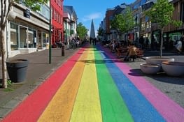 Belle perspective multicolore vers l'Hallgrimskirkja