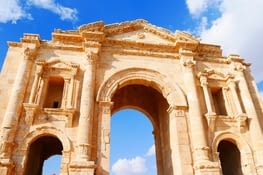 La magnifique arc de triomphe d'Hadrien