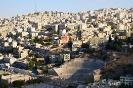 La vue sur la ville et le théatre de notre chambre