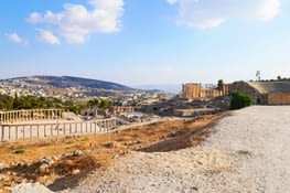Une vue du site avec la place ovale, le temple de Zeus et le théatre sud