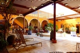 La patio de la Casa de los venados