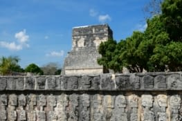 D'autres gravures très bien conservées, des crânes, avec un autre temple en fond