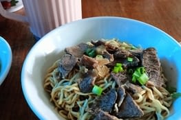 Un délicieux kolok daging, soit des nouilles au bouillon et à la viande