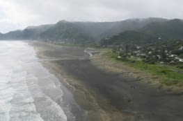 La plage de Piha toujours