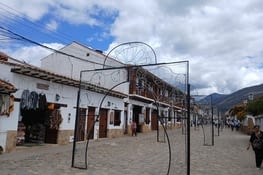Dans les anciennes  rues pavées