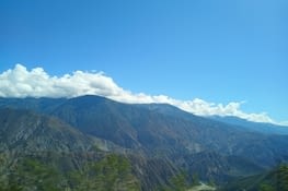 Sur la route, en bus