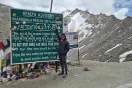 Khardung La, à 5359m d'attitude, l'air est frais mais pas trop chargé en oxygène