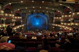 À l'intérieur du théâtre