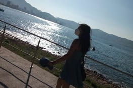 Marcher sur le rivage de la mer