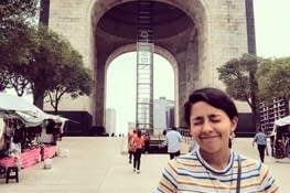 C'était très impressionnant de voir le monument de près, il est très grand.