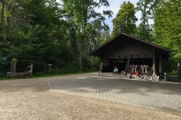 Cabane à la croisée des chemins...et à l'abri de la pluie