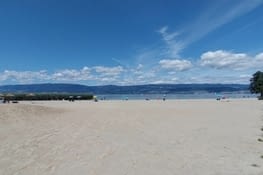 Plage de sable quasi déserte au lac de Neuchâtel