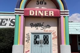 Peggy Sues, meilleure cantine de la 66 avec vente d’incroyables goodies.
